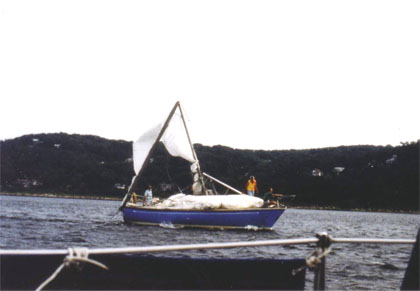 Sailboat returning from Hook with broken mast